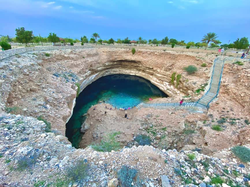 Immagine nº 3 di Da Mascate: tour di un'intera giornata di Wadi Shab e Bimmah Sinkhole attività a Regione al-Sharqiyya, caricata dal fornitore