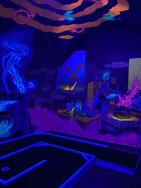 imagem n.4 de Praga: Jogo de minigolfe Glow Golf por luz UV atividade em Praga, carregada pelo fornecedor