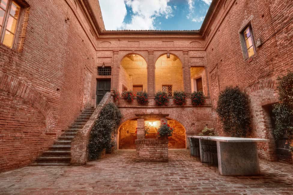 imagem n.1 de Montalcino: Degustação de vinho Brunello e almoço em um castelo da Toscana atividade em Montalcino, carregada pelo fornecedor