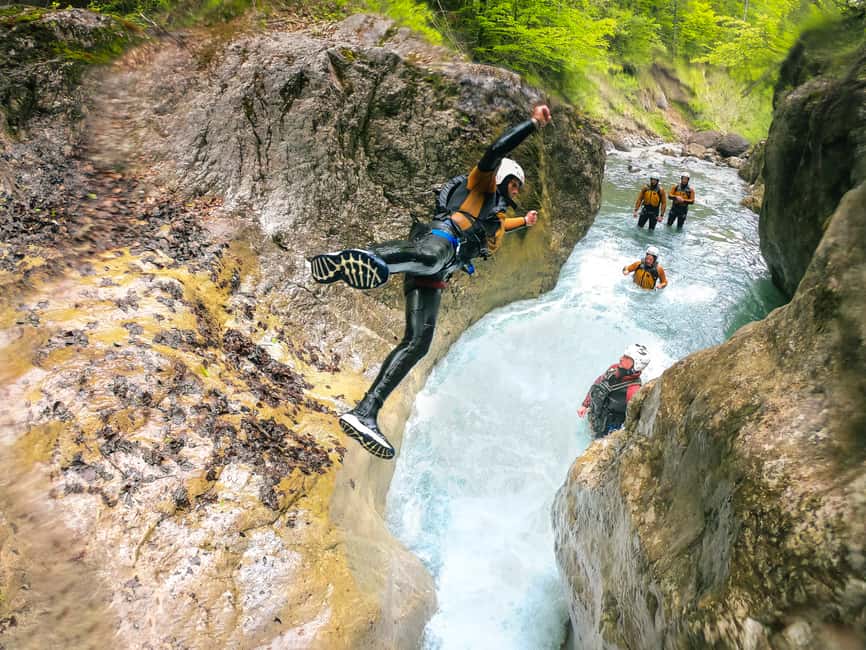 imagen n.º 3 de Desde Interlaken: Excursión local de barranquismo actividad en Interlaken, subida por el proveedor