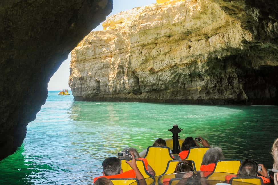 Bild Nr. 19 von Albufeira: Speedboot-Tour Benagil-Höhle und Delfin-Watching Aktivität in Benagil, hochgeladen vom Anbieter