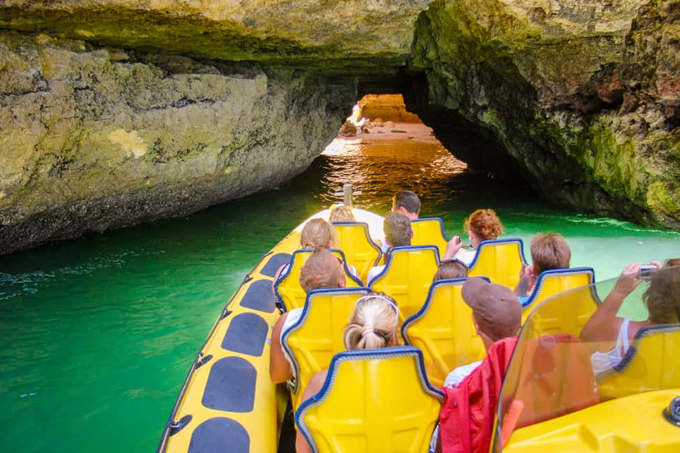 Bild Nr. 3 von Albufeira: Speedboot-Tour Benagil-Höhle und Delfin-Watching Aktivität in Benagil, hochgeladen vom Anbieter