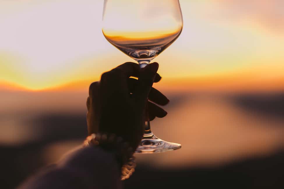 imagem n.2 de Santorini: Excursão a pé ao pôr do sol com comidas e bebidas locais atividade em Cíclades, carregada pelo fornecedor
