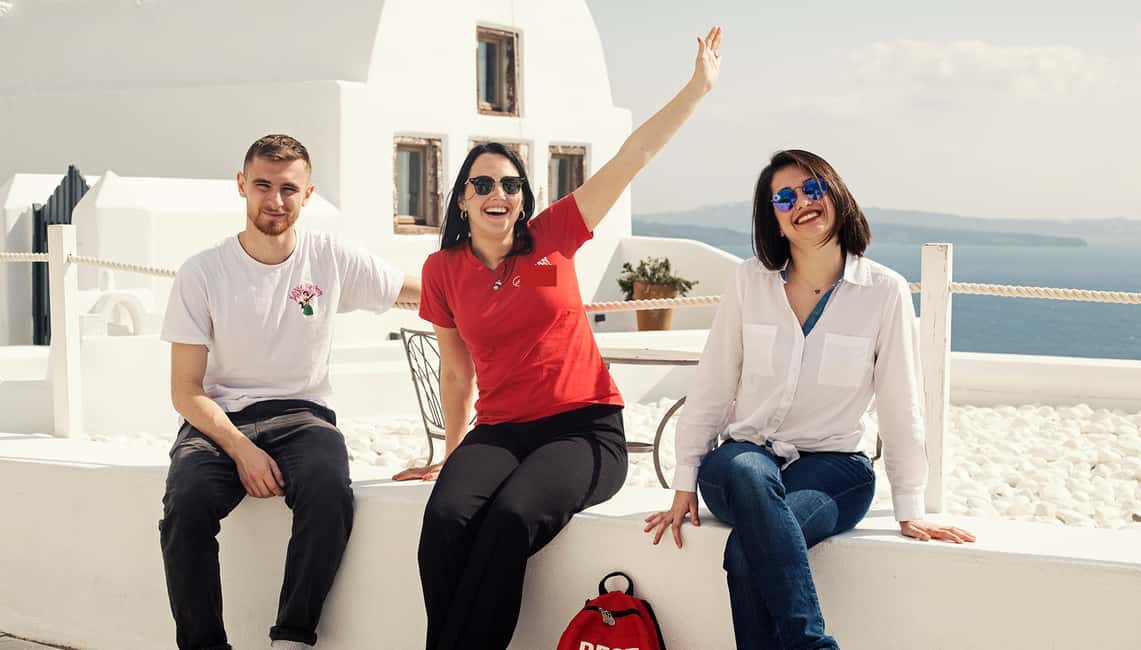 imagem n.4 de Santorini: Excursão a pé ao pôr do sol com comidas e bebidas locais atividade em Cíclades, carregada pelo fornecedor