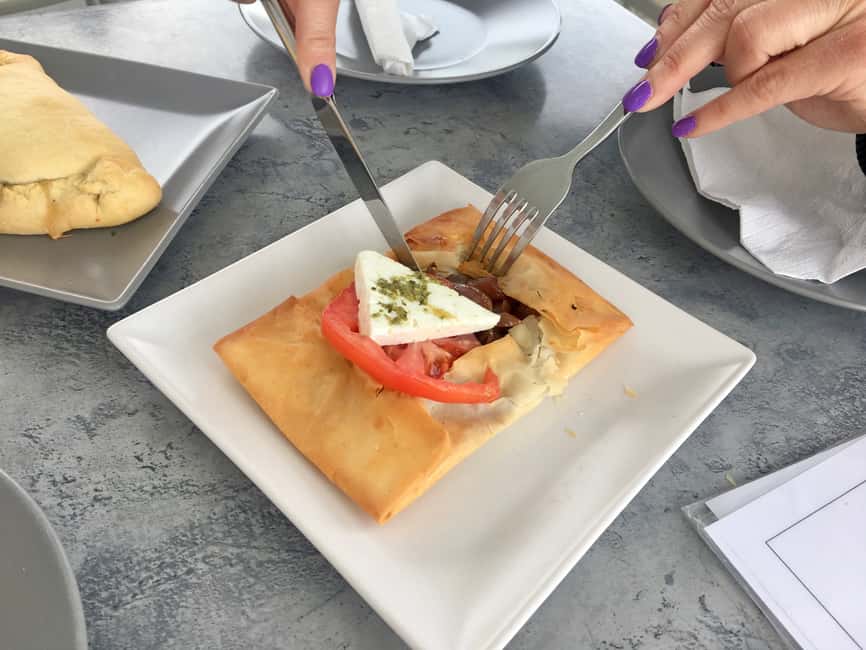 imagem n.8 de Santorini: Excursão a pé ao pôr do sol com comidas e bebidas locais atividade em Cíclades, carregada pelo fornecedor