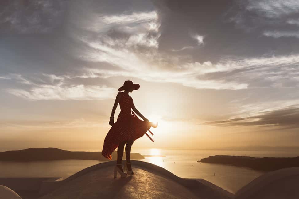 imagem n.10 de Santorini: Excursão a pé ao pôr do sol com comidas e bebidas locais atividade em Cíclades, carregada pelo fornecedor