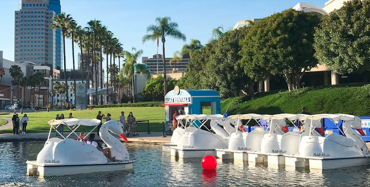 imagem n.1 de Long Beach: Aluguel de barcos Swan na Rainbow Lagoon atividade em Los Angeles, carregada pelo fornecedor