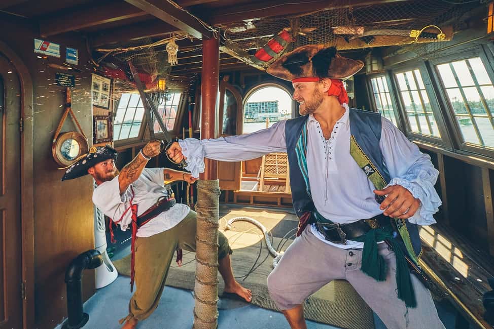 imagem n.4 de Praia da Madeira: Cruzeiro Aventura Pirata atividade em Madeira Beach, carregada pelo fornecedor
