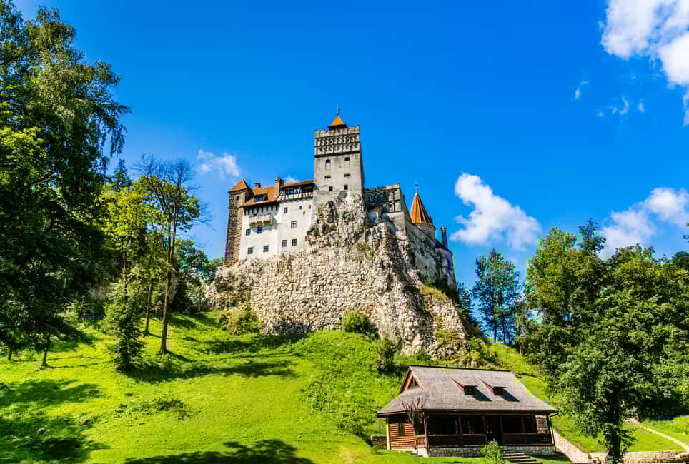 Immagine nº 1 di Bucarest: Escursione di un giorno al Castello di Dracula, al Castello di Peles e a Brașov attività a Sinaia, caricata dal fornitore