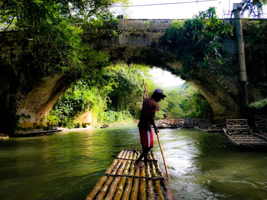 imagem n.1 de Montego Bay: Cruzeiro em jangada de bambu no Great River atividade em Montego Bay, carregada pelo fornecedor