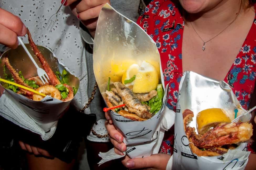 imagem n.5 de Santorini: Excursão a pé ao pôr do sol com comidas e bebidas locais atividade em Cíclades, carregada pelo fornecedor