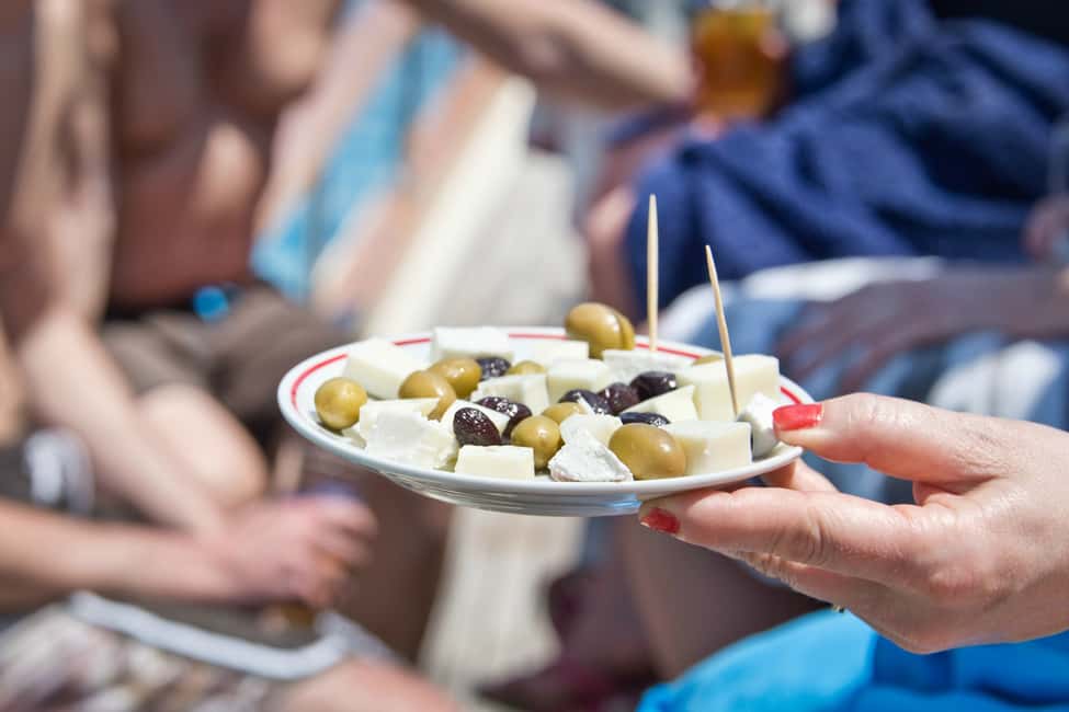 imagem n.12 de Santorini: Excursão a pé ao pôr do sol com comidas e bebidas locais atividade em Cíclades, carregada pelo fornecedor
