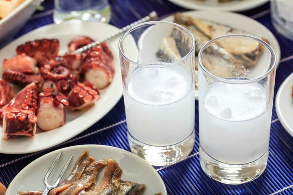 imagem n.3 de Santorini: Excursão a pé ao pôr do sol com comidas e bebidas locais atividade em Cíclades, carregada pelo fornecedor