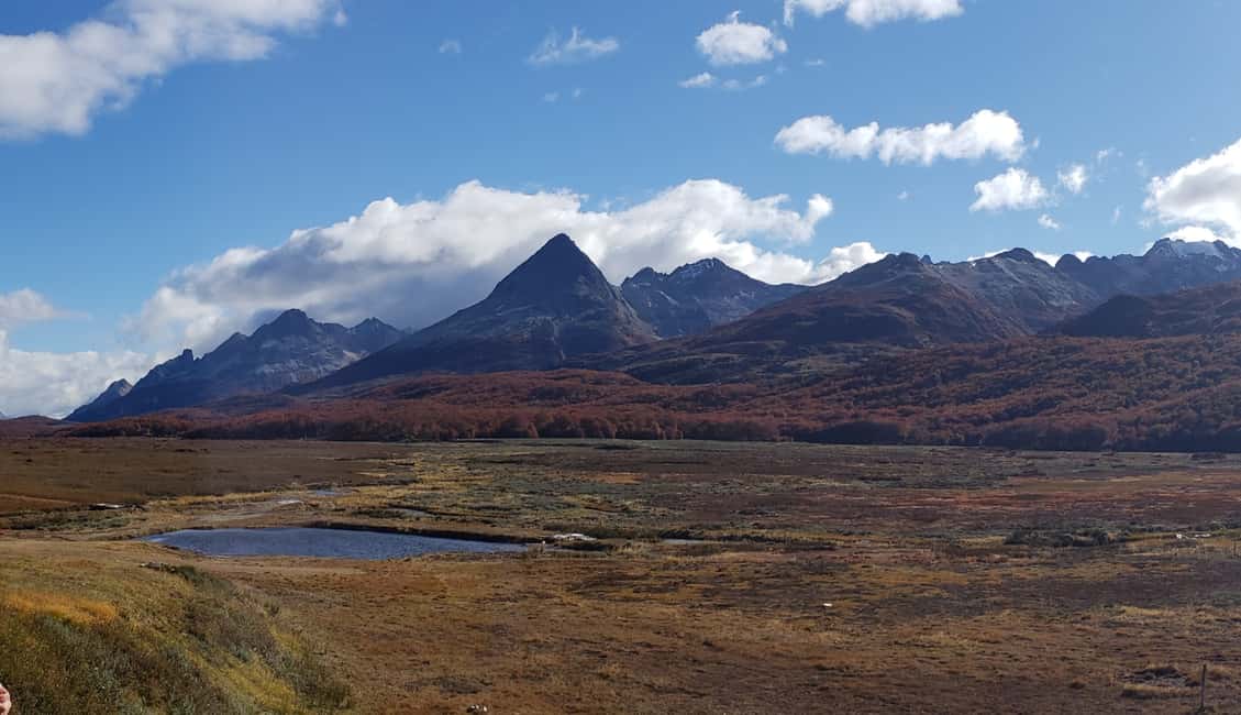 imagem n.1 de De Ushuaia: Tour particular ao Lago Fagnano em veículo com tração nas quatro rodas atividade em Terra do Fogo, carregada pelo fornecedor