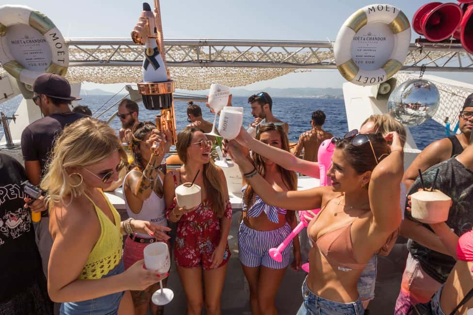 Image N°35 de Ibiza : Brunch sans fond à l'Ibiza Boat Club avec boissons et DJ activité à Ibiza (ville), publiée par le prestataire