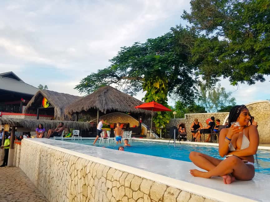 imagem n.4 de De Runaway Bay: Negril Beach e Rick's Cafe Trip by Van atividade em Negril, carregada pelo fornecedor