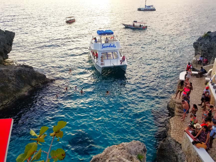 imagem n.3 de De Runaway Bay: Negril Beach e Rick's Cafe Trip by Van atividade em Negril, carregada pelo fornecedor