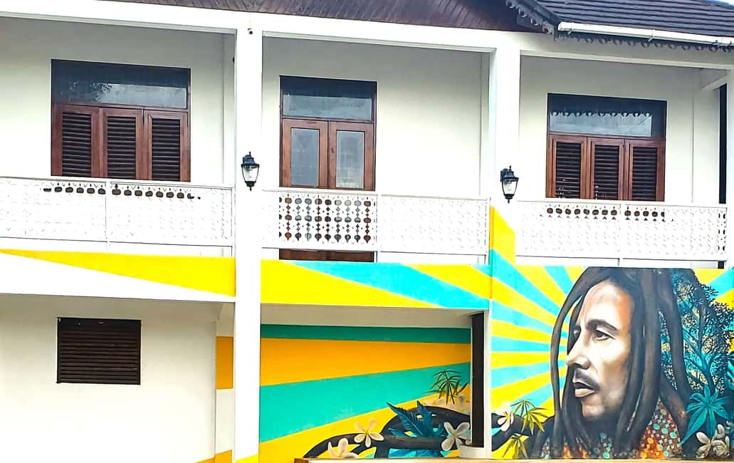 imagem n.2 de De Runaway Bay: viagem de um dia guiada ao mausoléu de Bob Marley atividade em Clarendon, carregada pelo fornecedor