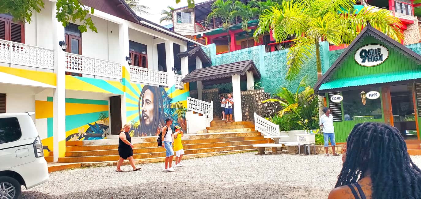imagem n.4 de De Runaway Bay: viagem de um dia guiada ao mausoléu de Bob Marley atividade em Clarendon, carregada pelo fornecedor