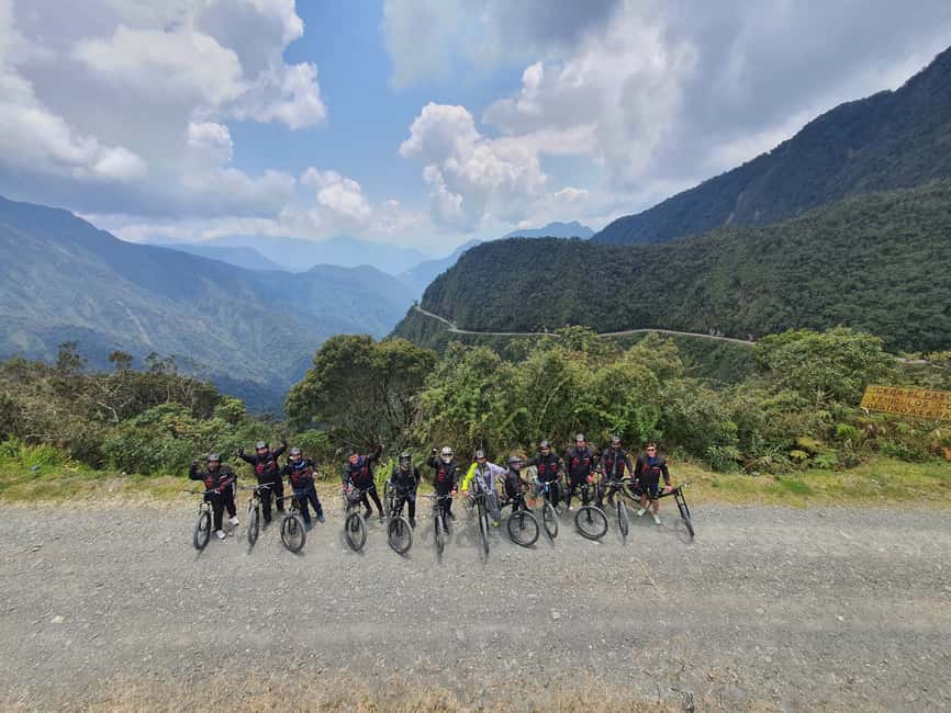 imagem n.2 de La Paz: Passeio guiado de mountain bike pela Estrada da Morte com almoço atividade em Bolívia, carregada pelo fornecedor