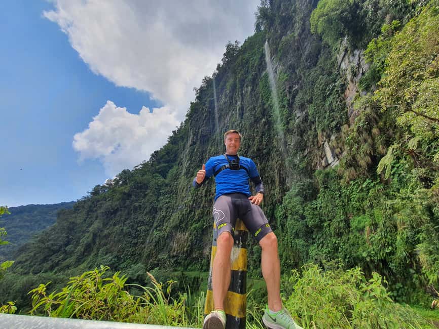 imagem n.3 de La Paz: Passeio guiado de mountain bike pela Estrada da Morte com almoço atividade em Bolívia, carregada pelo fornecedor
