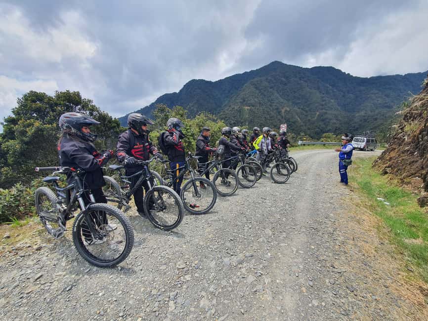imagem n.1 de La Paz: Passeio guiado de mountain bike pela Estrada da Morte com almoço atividade em Bolívia, carregada pelo fornecedor