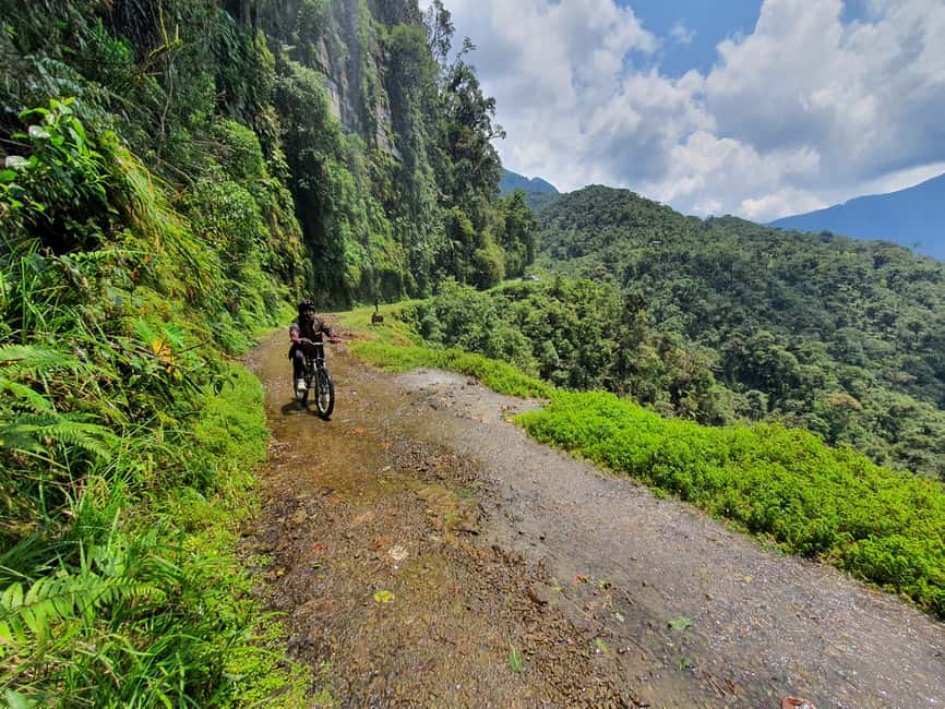 imagem n.4 de La Paz: Passeio guiado de mountain bike pela Estrada da Morte com almoço atividade em Bolívia, carregada pelo fornecedor