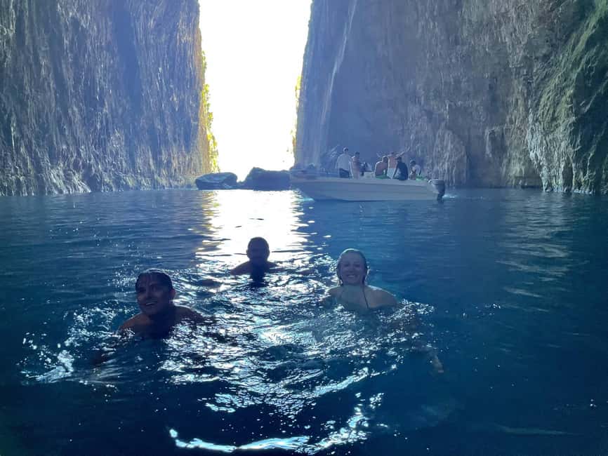 Bild Nr. 7 von Vlorë: Sazan Insel, Haxhi Ali Höhle und Karaburun Bootstour Aktivität in Kreis Vlora, hochgeladen vom Anbieter