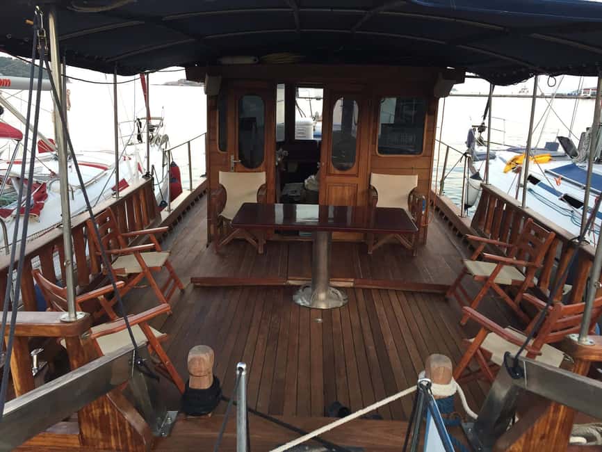 imagen n.º 6 de Skiathos: Crucero tradicional en barco con paradas para nadar y almuerzo actividad en Ciudad de Skiathos, subida por el proveedor