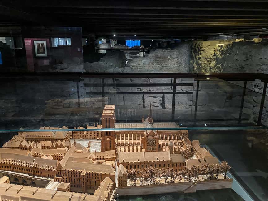 afbeelding n.10 van Parijs: Wandeltour Île de la Cité en Notre Dame met Crypte activiteit in Parijs, geüpload door aanbieder