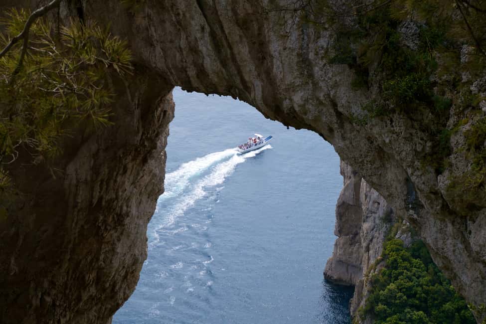 imagem n.6 de Capri: excursão turística pela ilha com parada na Gruta Azul atividade em Anacapri, carregada pelo fornecedor