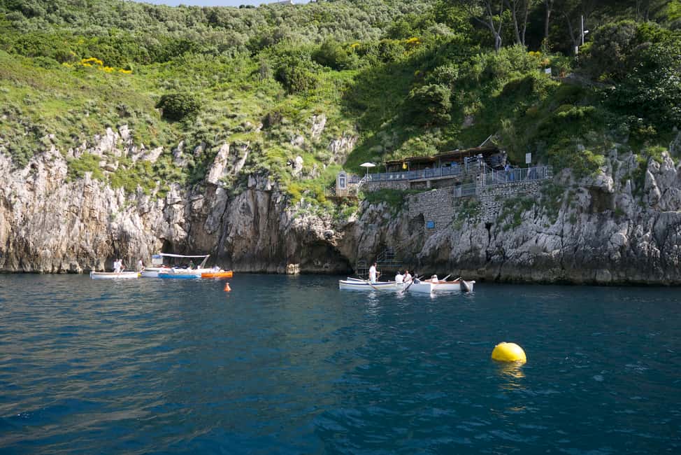 imagem n.2 de Capri: excursão turística pela ilha com parada na Gruta Azul atividade em Anacapri, carregada pelo fornecedor