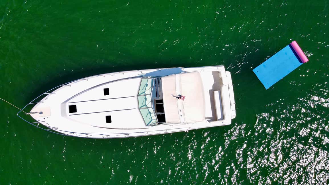 imagen n.º 1 de Miami: Excursión Privada en Yate de Alquiler con Champán y Snorkel actividad en Miami, subida por el proveedor