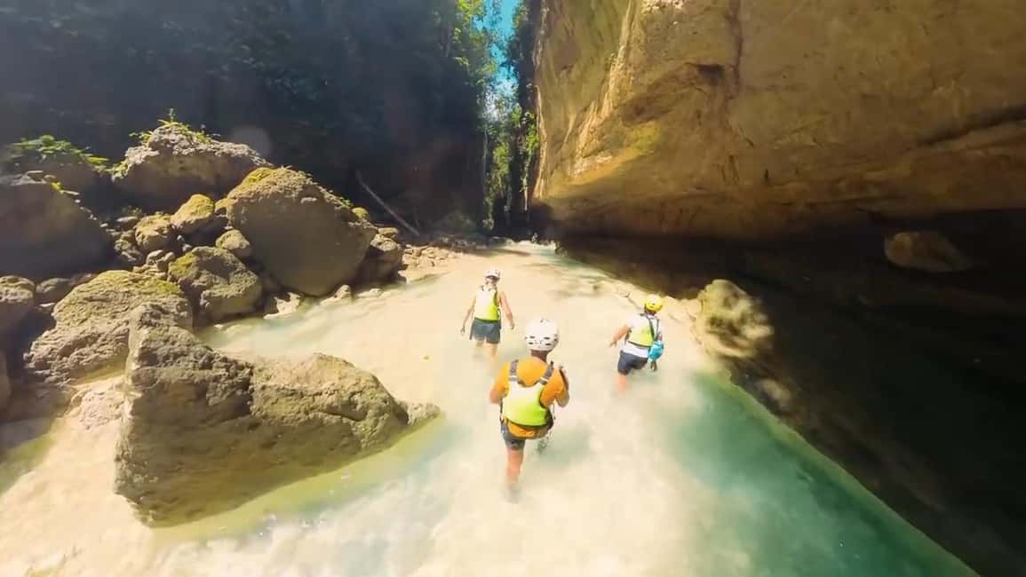 imagem n.5 de Cebu: Excursão de canyoning às cataratas de Kawasan com tirolesa atividade em Badian, carregada pelo fornecedor
