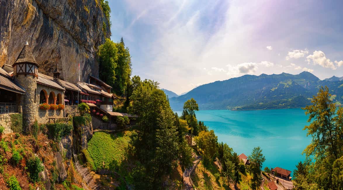 imagen n.º 1 de Desde Interlaken: Excursión a las Cuevas Beatus, el Lago Azul y el Lago de Thun actividad en Interlaken, subida por el proveedor