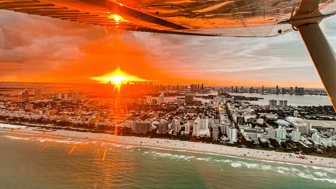 imagen n.º 4 de Miami Beach: Vuelo romántico privado al atardecer con champán actividad en Miami, subida por el proveedor
