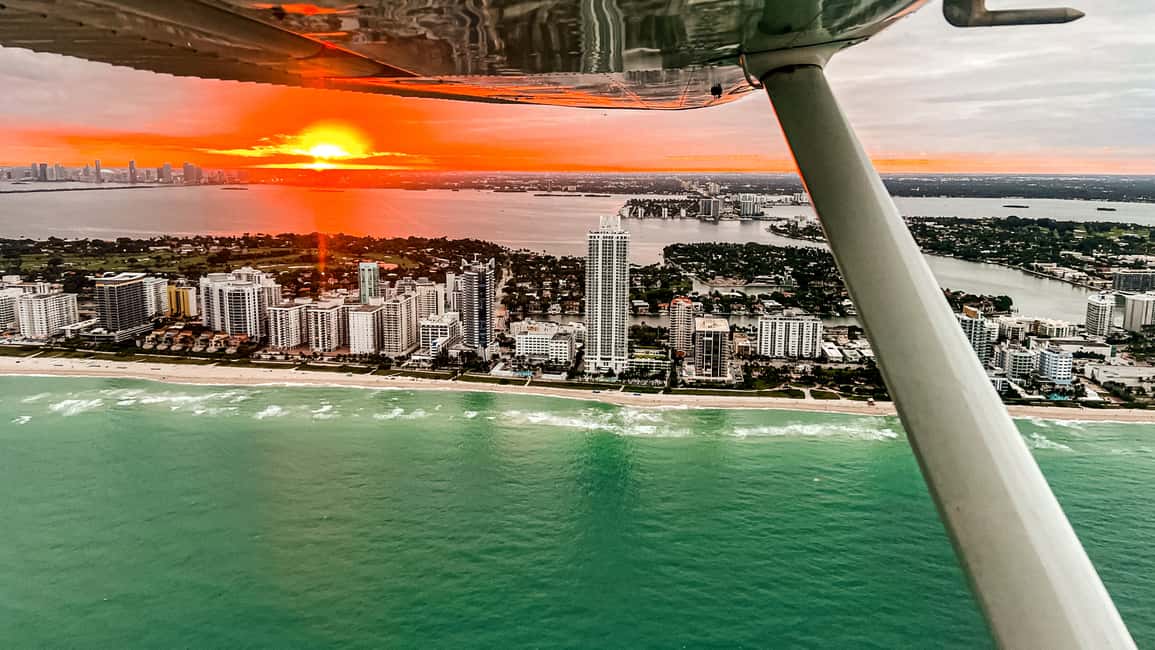 imagen n.º 3 de Miami Beach: Vuelo romántico privado al atardecer con champán actividad en Miami, subida por el proveedor