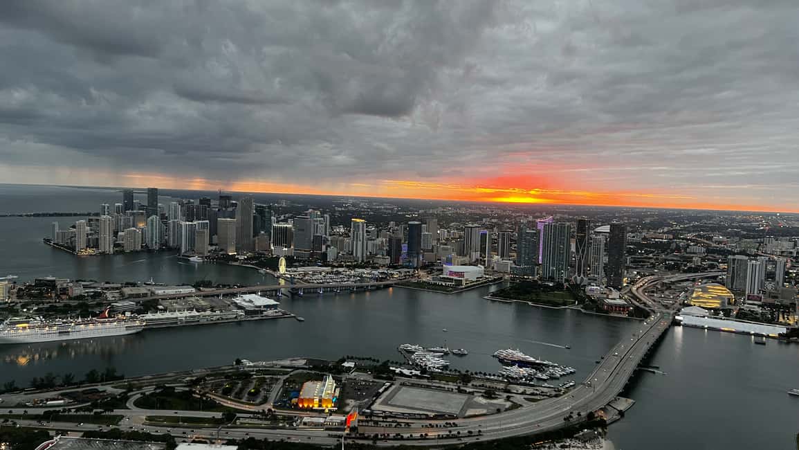 imagen n.º 32 de Miami Beach: Vuelo romántico privado al atardecer con champán actividad en Miami, subida por el proveedor
