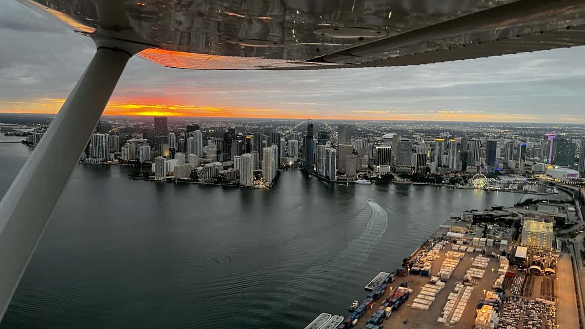 imagen n.º 33 de Miami Beach: Vuelo romántico privado al atardecer con champán actividad en Miami, subida por el proveedor