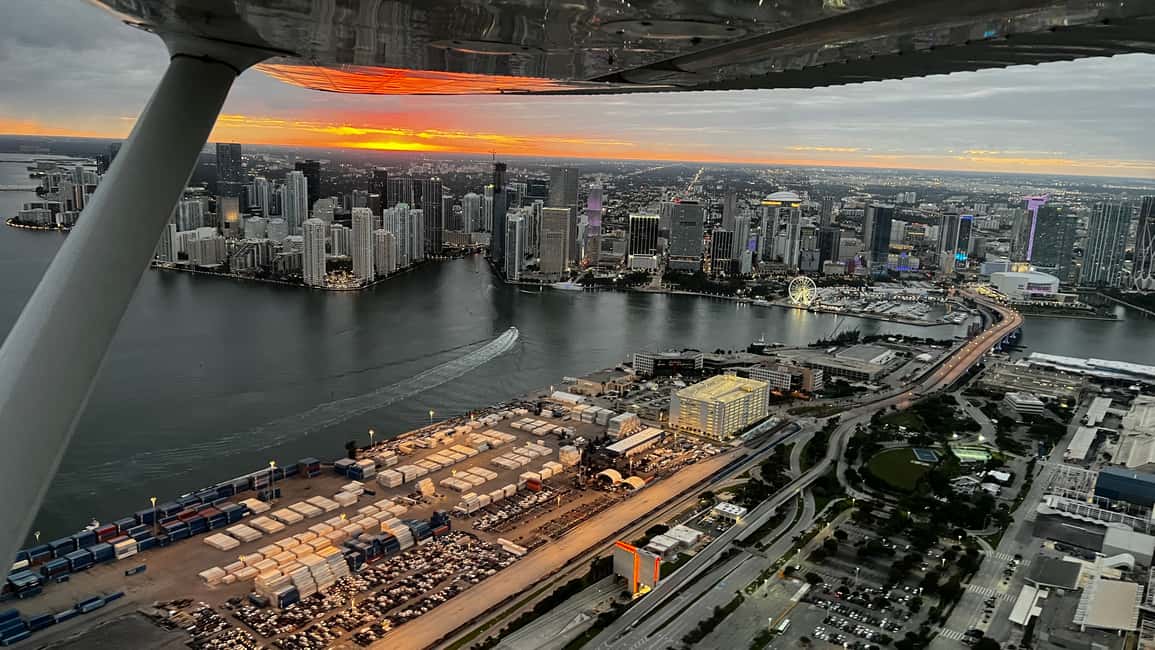 imagen n.º 34 de Miami Beach: Vuelo romántico privado al atardecer con champán actividad en Miami, subida por el proveedor