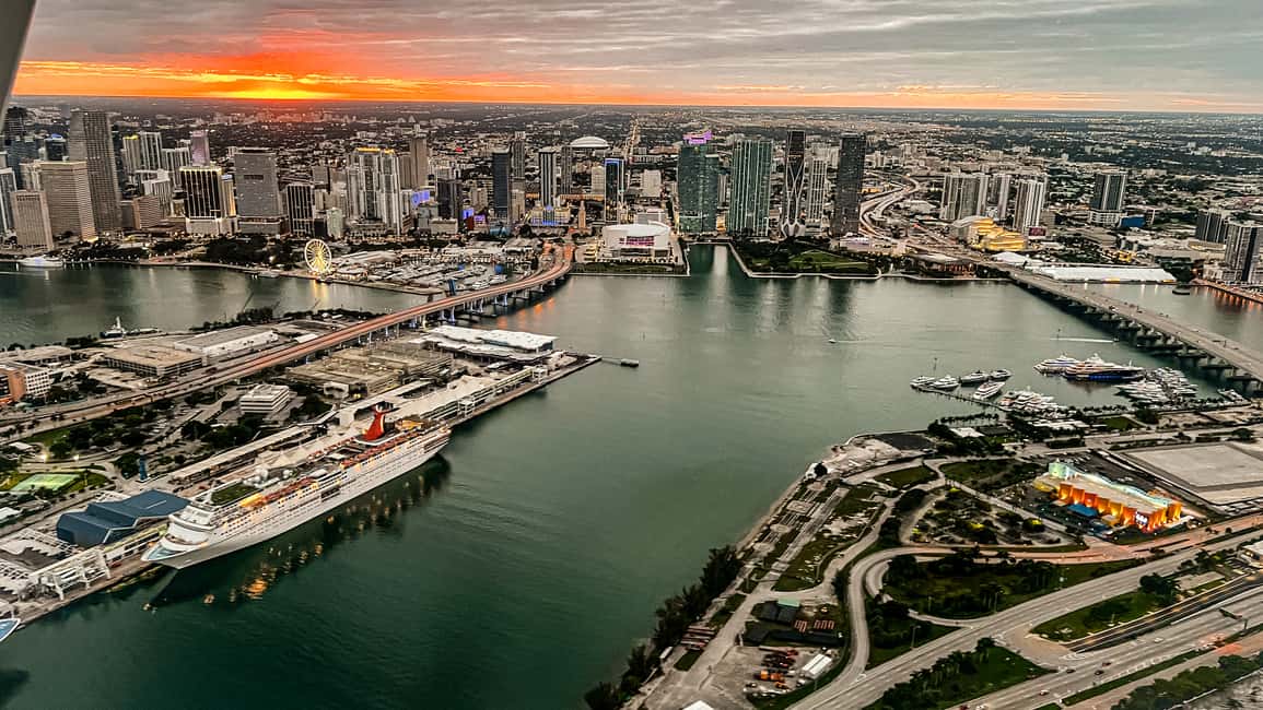 imagen n.º 10 de Miami Beach: Vuelo romántico privado al atardecer con champán actividad en Miami, subida por el proveedor