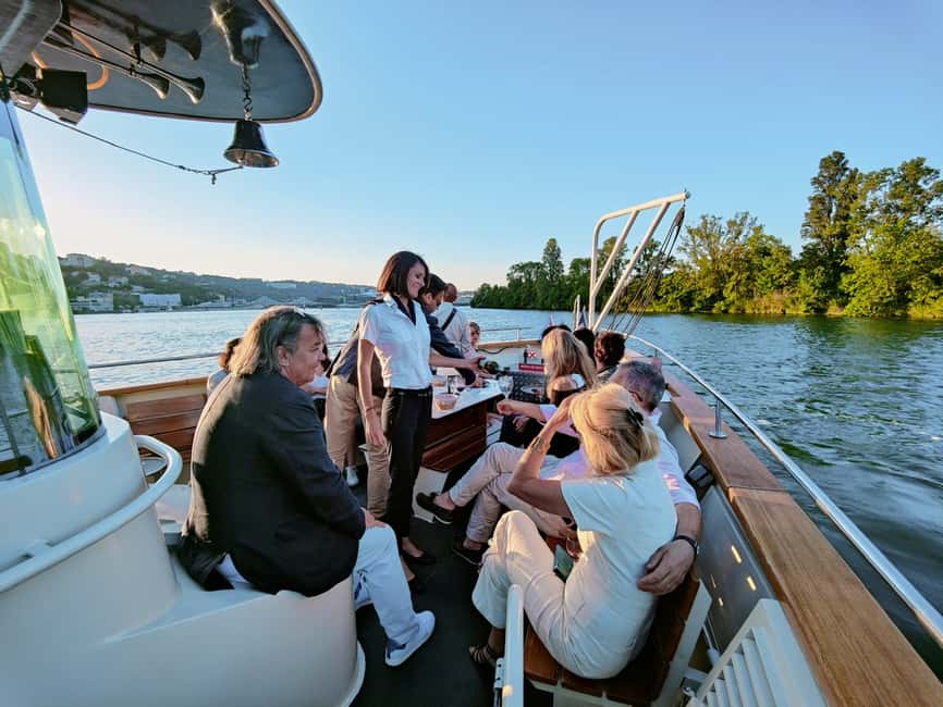 Image N°2 de Lyon : Croisière en ville avec charcuterie, fromage et vin activité à Bourgogne-Franche-Comté, publiée par le prestataire