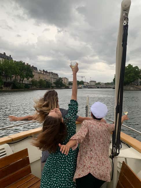 Image N°3 de Lyon : Croisière en ville avec charcuterie, fromage et vin activité à Bourgogne-Franche-Comté, publiée par le prestataire