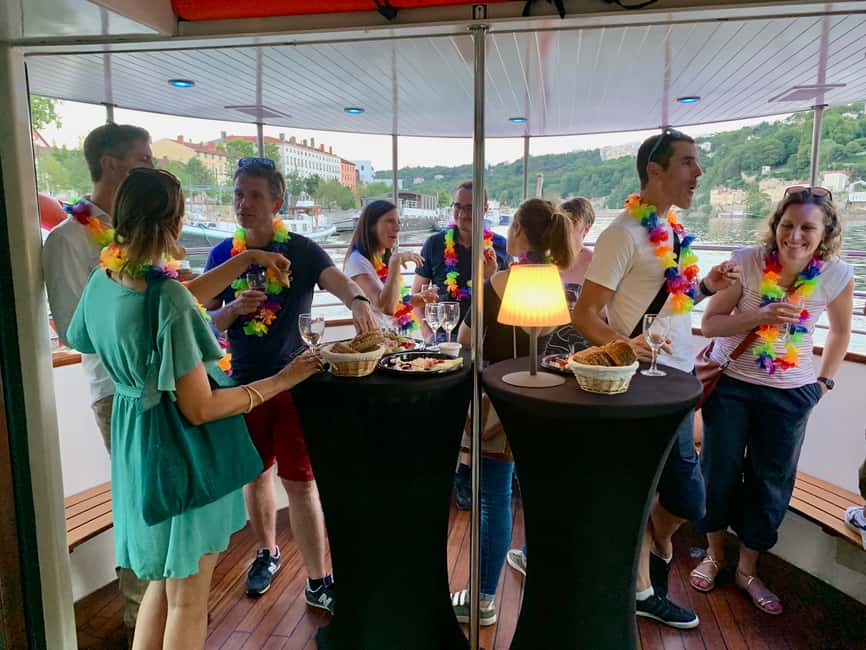 Image N°4 de Lyon : Croisière en ville avec charcuterie, fromage et vin activité à Bourgogne-Franche-Comté, publiée par le prestataire