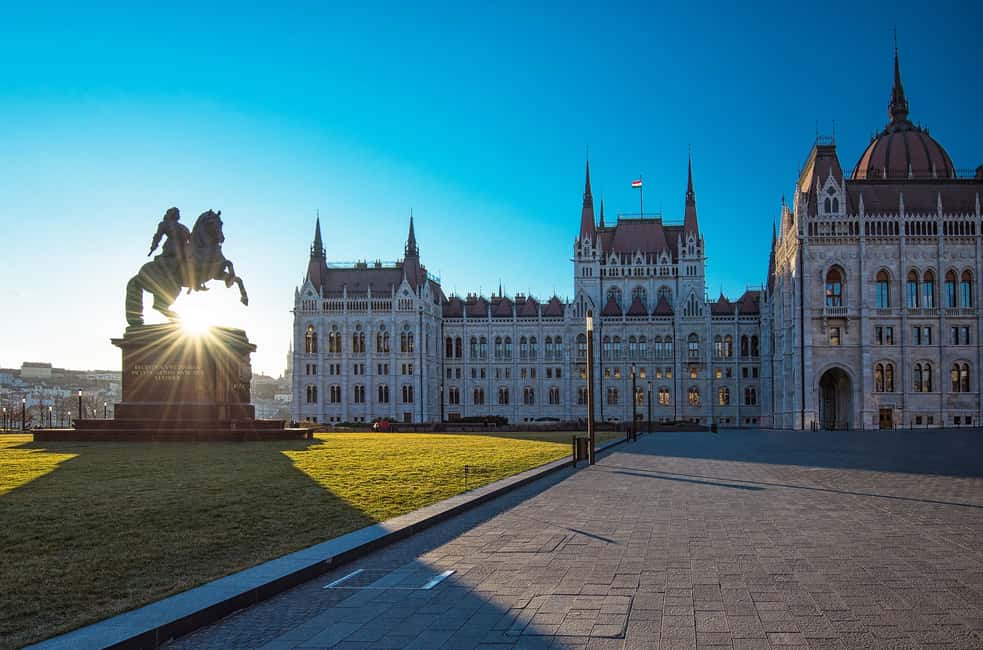 Immagine nº 2 di Budapest: Tour guidato del Palazzo del Parlamento in lingua spagnola attività a Budapest, caricata dal fornitore