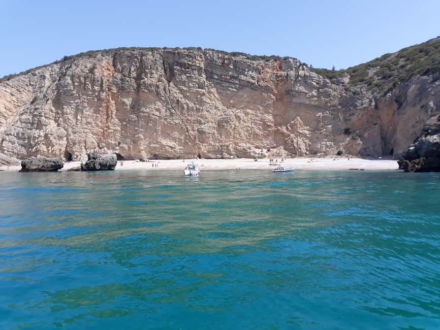 imagem n.13 de Sesimbra: Passeio de barco pelas baías e praias secretas com snorkeling atividade em Distrito de Lisboa, carregada pelo fornecedor