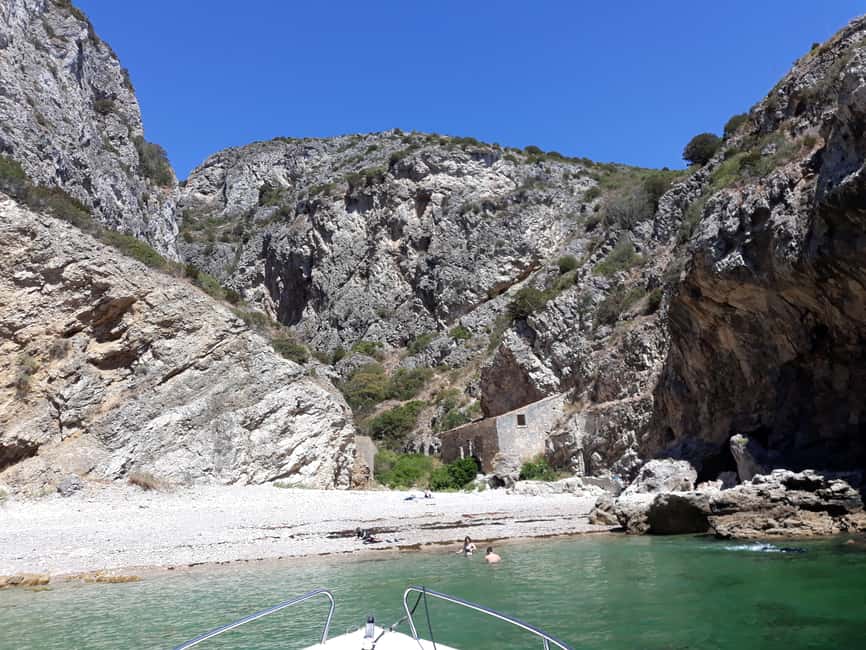 imagem n.15 de Sesimbra: Passeio de barco pelas baías e praias secretas com snorkeling atividade em Distrito de Lisboa, carregada pelo fornecedor
