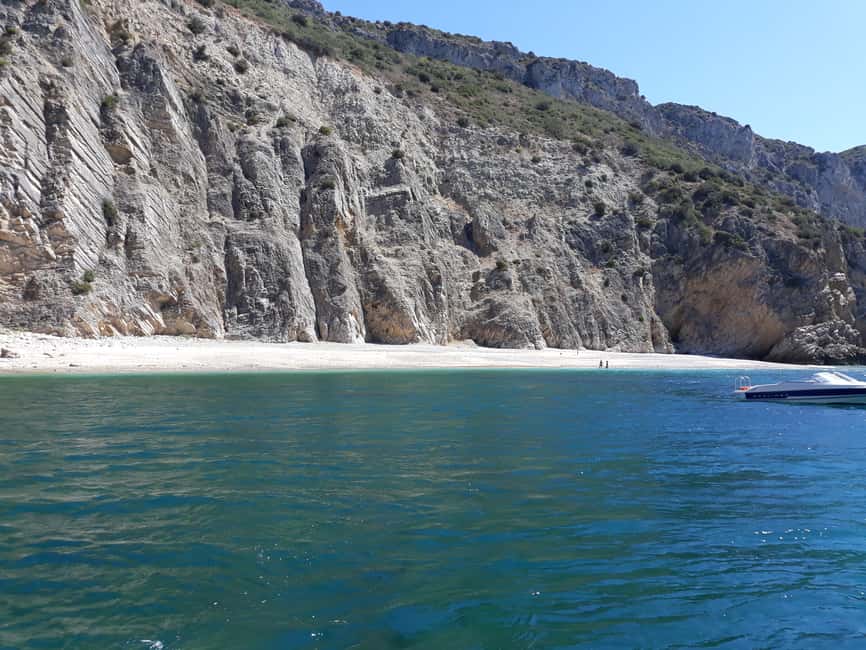 imagem n.16 de Sesimbra: Passeio de barco pelas baías e praias secretas com snorkeling atividade em Distrito de Lisboa, carregada pelo fornecedor