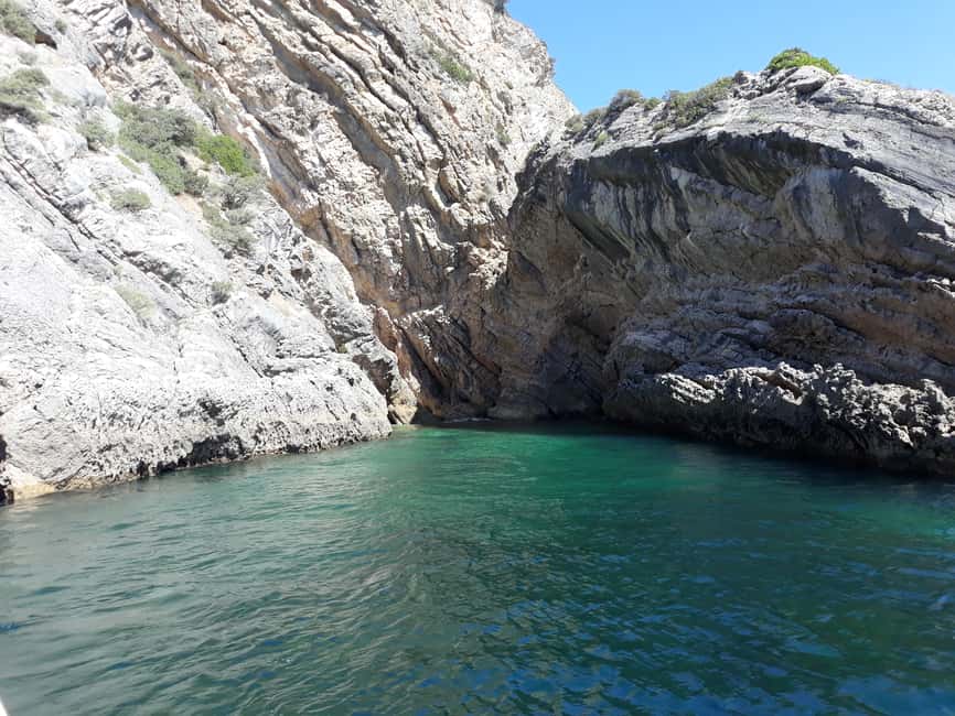 imagem n.17 de Sesimbra: Passeio de barco pelas baías e praias secretas com snorkeling atividade em Distrito de Lisboa, carregada pelo fornecedor
