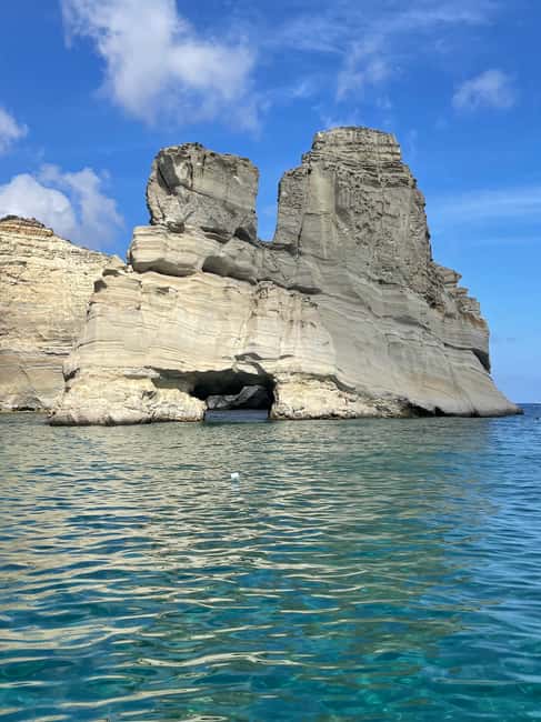 imagem n.3 de Milos: Passeio de barco sem condutor até Kleftiko atividade em Tessália, carregada pelo fornecedor